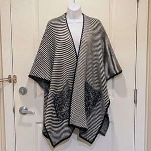 EUC Etereo OS Knit Contrast Pocket Throw